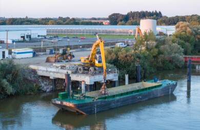 déchargement des enrochements transférés par voie fluviale